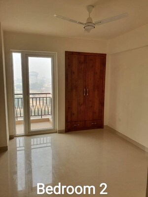 Room in 3.5 BHK Apartment at Shalimar Oneworld Vista, Gomti Nagar – for Rent