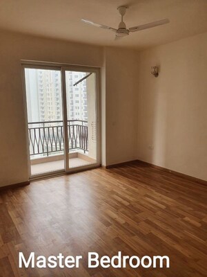 Room in 3.5 BHK Apartment at Shalimar Oneworld Vista, Gomti Nagar – for Rent