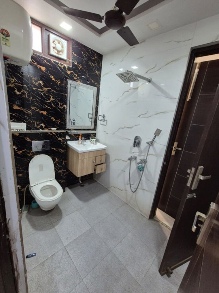 Bathroom, mansarover garden 3 Bedroom 150 Sq.Ft. Builder Floor In Mansarover Garden Delhi 10382535