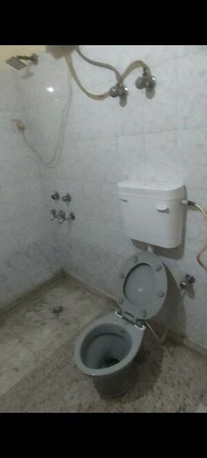 Bathroom in 3.5 BHK Builder Floor at Vaishali Sector 5 – for Sale