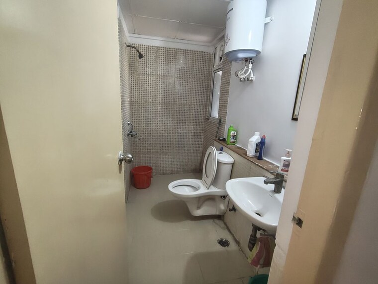 Bathroom, jaypee-greens-kosmos 2 Bedroom 945 Sq.Ft. Apartment In Sector 134 Noida 10382551