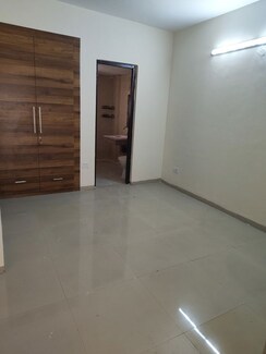2 BHK Apartment For Rent in Paramount Floraville