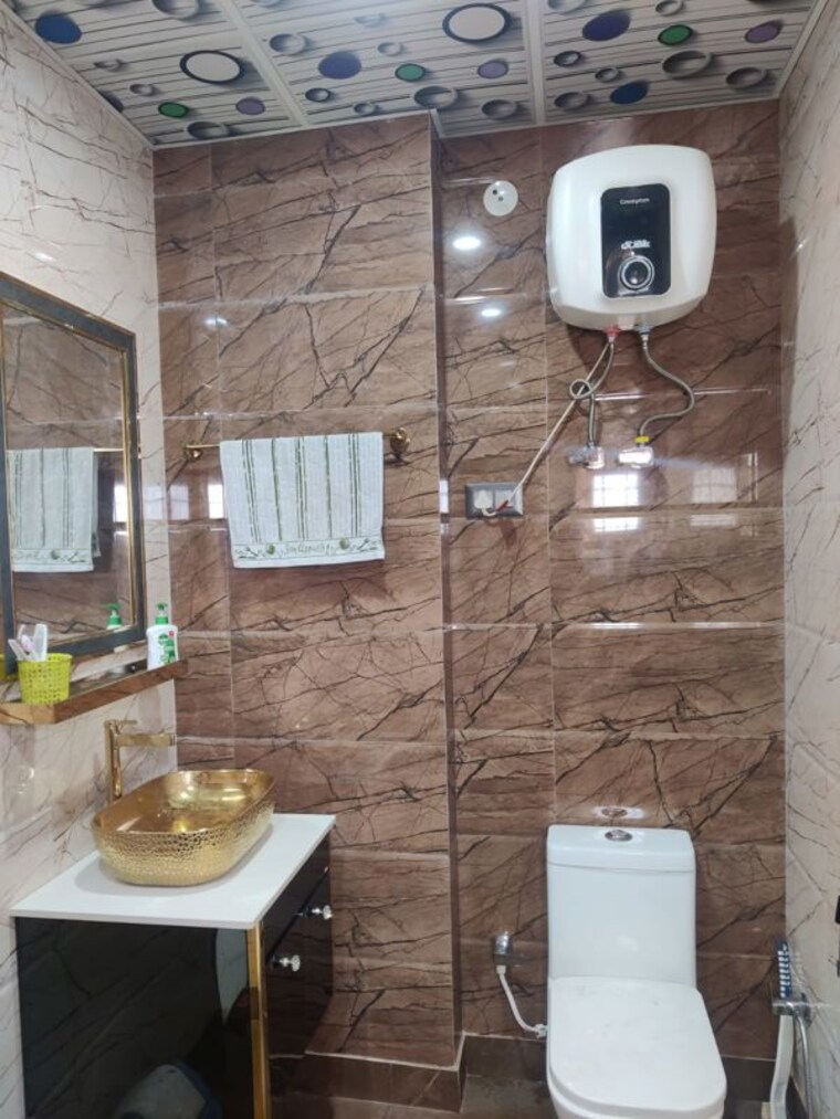 Bathroom, shyam park extension 4 Bedroom 1950 Sq.Ft. Builder Floor In Shyam Park Extension Ghaziabad 10382605