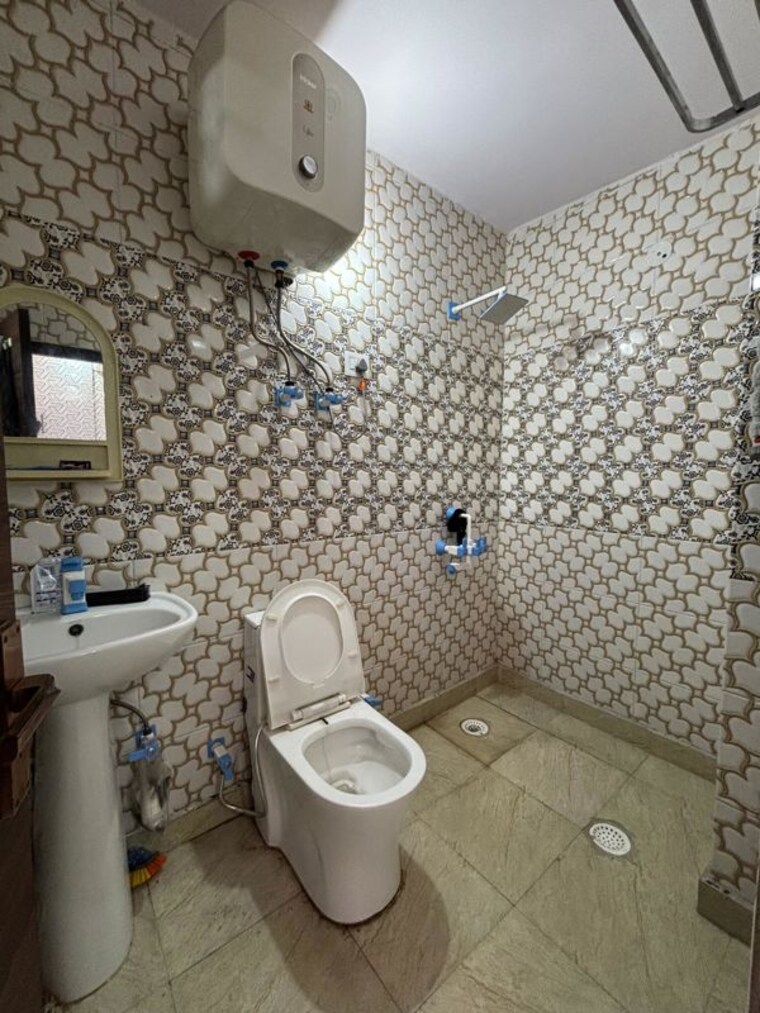 Bathroom, shalimar garden extension i 4 Bedroom 280 Sq.Yd. Builder Floor In Shalimar Garden Extension I Ghaziabad 10382613