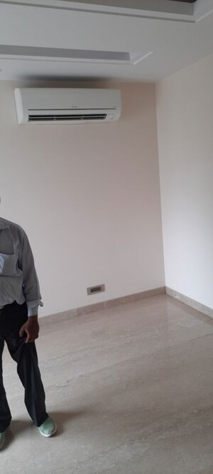 Room in 3 BHK Apartment at Central Park Resorts, Sector 48 – for Rent