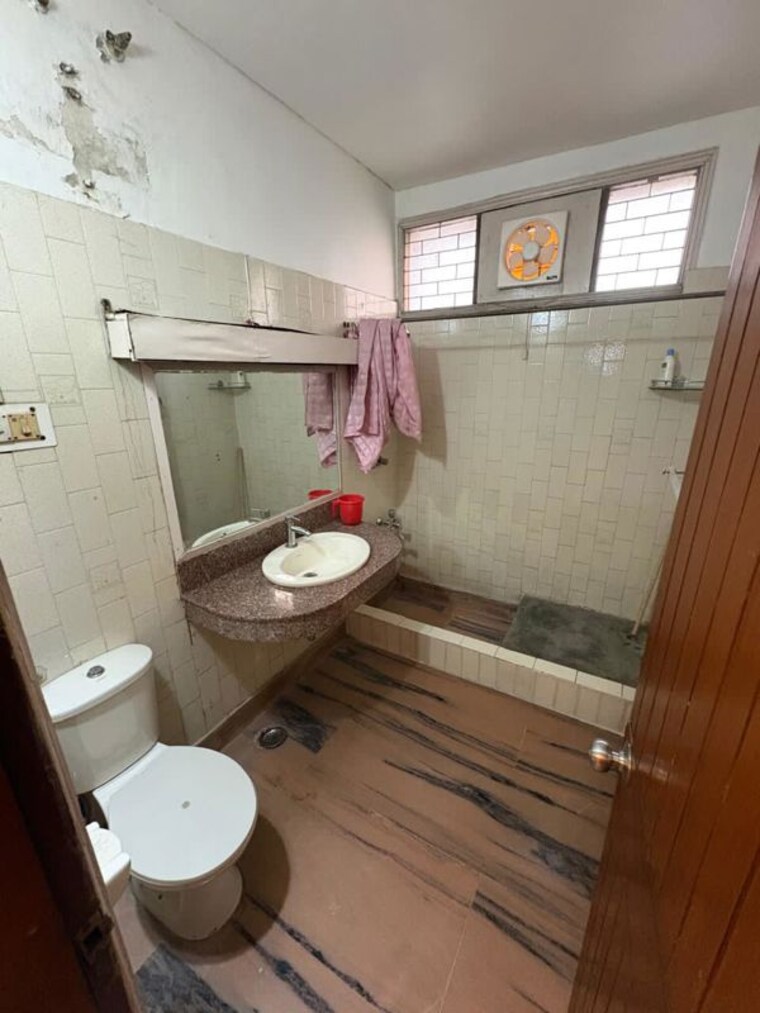 Attached Bathroom, greater kailash ii 3 Bedroom 2800 Sq.Ft. Builder Floor In Greater Kailash ii Delhi 10382783