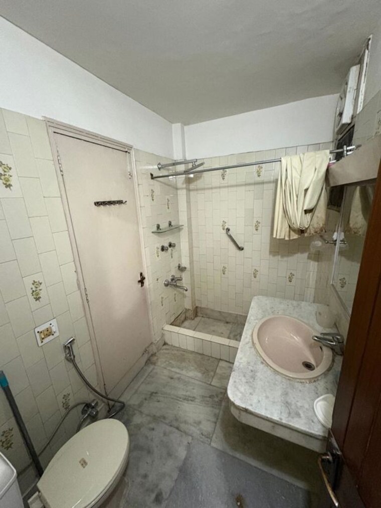Attached Bathroom, greater kailash ii 3 Bedroom 2800 Sq.Ft. Builder Floor In Greater Kailash ii Delhi 10382783