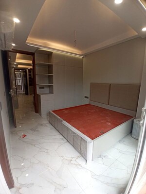 Room in 2 BHK Builder Floor at Sector 27 – for Rent