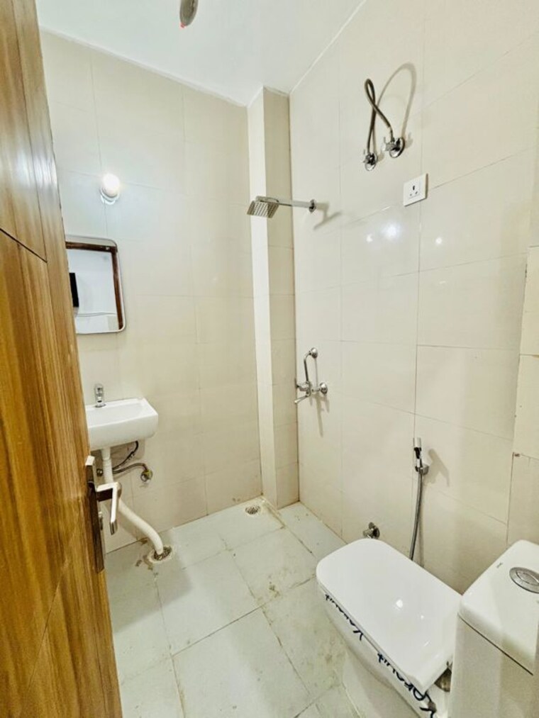 Bathroom, south city 1 1 RK 210 Sq.Ft. Builder Floor In South City 1 Gurgaon 10382835
