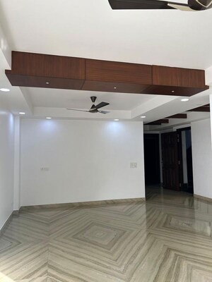 Room in 3 BHK Builder Floor at Sukhdev Vihar – for Rent