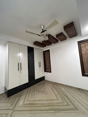 Room in 3 BHK Builder Floor at Sukhdev Vihar – for Rent