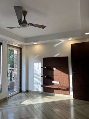 Room in 3 BHK Builder Floor at Sukhdev Vihar – for Rent