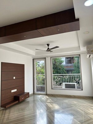 Room in 3 BHK Builder Floor at Sukhdev Vihar – for Rent