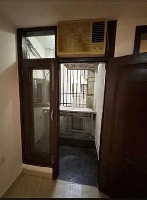 Room in 4 BHK Builder Floor at Pamposh Enclave – for Rent