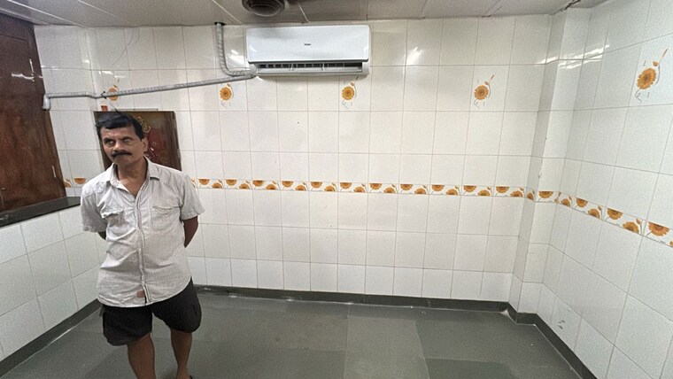 Bathroom, bhiku-building Commercial Office Space 300 Sq.Ft. In Prabhadevi Mumbai 10382921