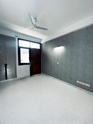Room in 3 BHK Builder Floor at Sushant Lok Iii – for Rent