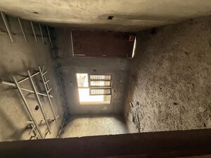 Room in 6 BHK Independent House at Sainik Colony – for Sale