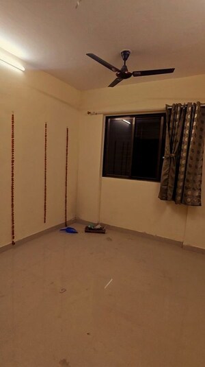 Room in 2 BHK Apartment at Oberoi Mall, Goregaon East – for Rent
