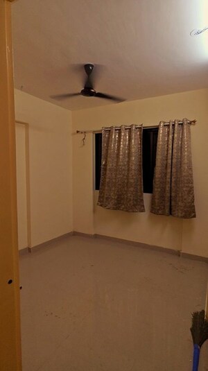 Room in 2 BHK Apartment at Oberoi Mall, Goregaon East – for Rent