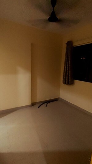 Room in 2 BHK Apartment at Oberoi Mall, Goregaon East – for Rent