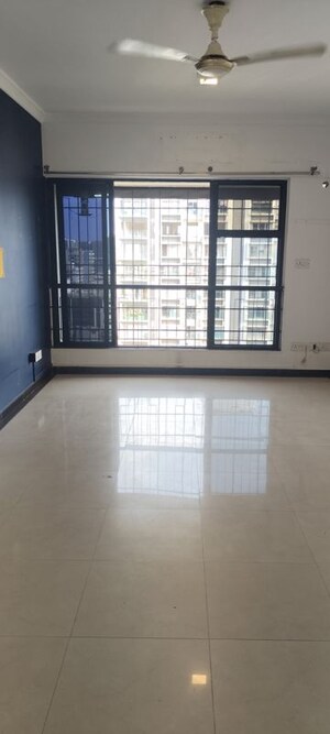 Room in 4 BHK Apartment at Montreal Tower, Andheri West – for Sale