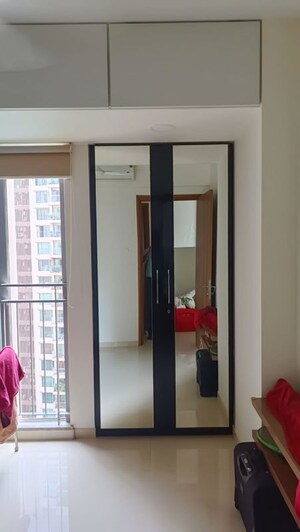 Room in 2 BHK Apartment at Kalpataru The Sunrise, Kolshet Road – for Rent