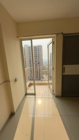 Room in 2 BHK Apartment at Wave City, Wave City – for Rent