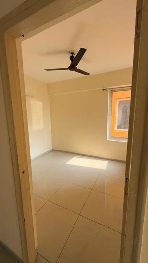 Room in 2 BHK Apartment at Wave City, Wave City – for Rent