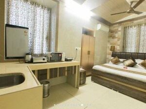 Team Area in  Showroom at Colaba – for Rent