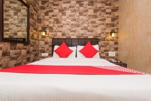 Bedroom in  Showroom at Colaba – for Rent