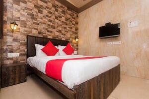 Bedroom in  Showroom at Colaba – for Rent