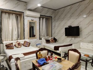 Team Area in  Showroom at Colaba – for Rent
