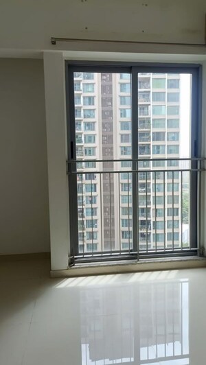 Room in 2 BHK Apartment at Kalpataru The Sunrise, Kolshet Road – for Rent