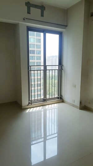 Room in 2 BHK Apartment at Kalpataru The Sunrise, Kolshet Road – for Rent