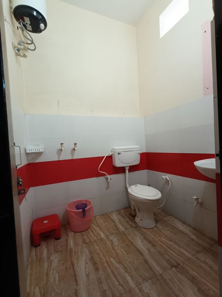 Bathroom, chaitanya vihar 2 Bedroom 950 Sq.Ft. Builder Floor In Chaitanya Vihar Vrindavan 10383498