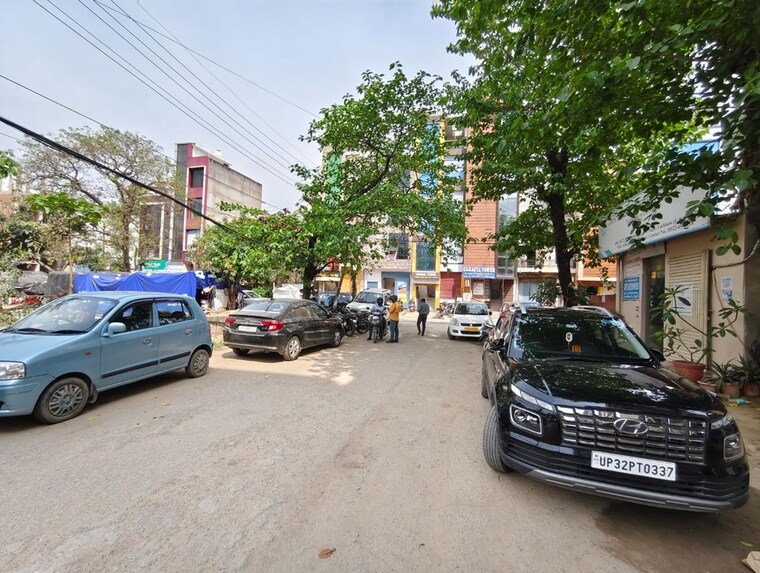  Parking, vibhuti khand Commercial Office Space 435 Sq.Ft. In Vibhuti Khand Lucknow 10383491