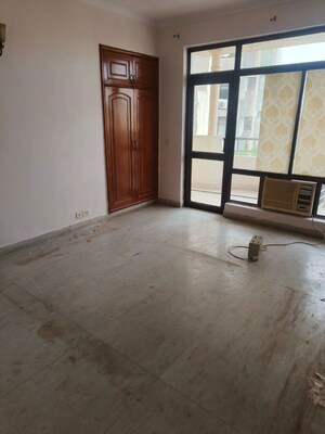 Room in 3 BHK Builder Floor at Sector 42 – for Rent