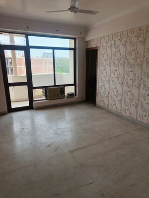 Room in 3 BHK Builder Floor at Sector 42 – for Rent