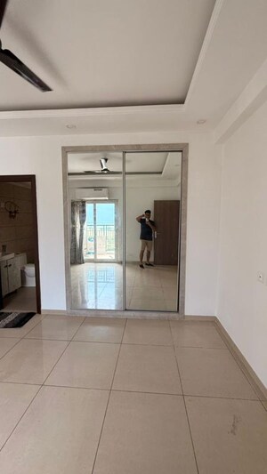 Room in 2.5 BHK Apartment at Gulshan Botnia, Sector 144 – for Rent