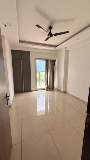 Room in 2.5 BHK Apartment at Gulshan Botnia, Sector 144 – for Rent