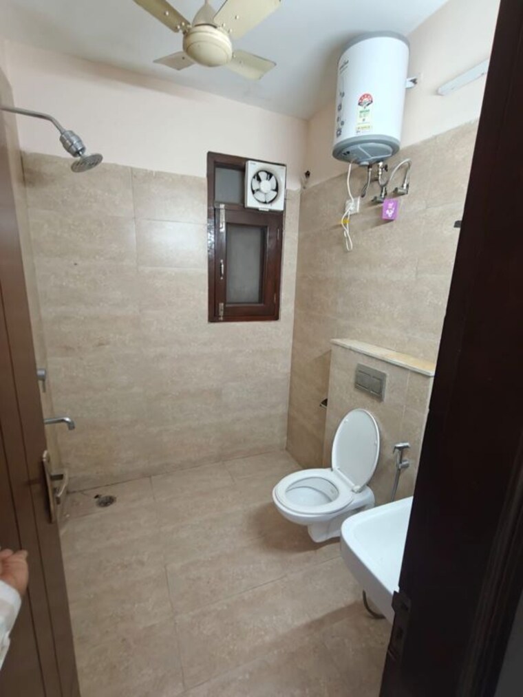 Bathroom, sushant lok i 3 Bedroom 225 Sq.Yd. Builder Floor In Sushant Lok I Gurgaon 10383742