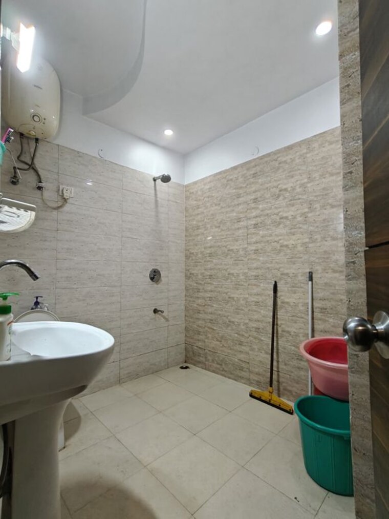 Bathroom, vasundhara sector 5 3 Bedroom 1600 Sq.Ft. Builder Floor In Vasundhara Sector 5 Ghaziabad 10383746