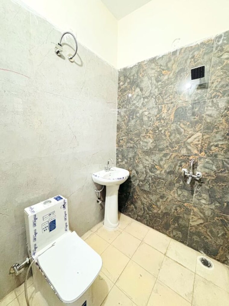 Bathroom, kharar mohali road 3 Bedroom 140 Sq.Yd. Apartment In Kharar Mohali Road Kharar 10383792