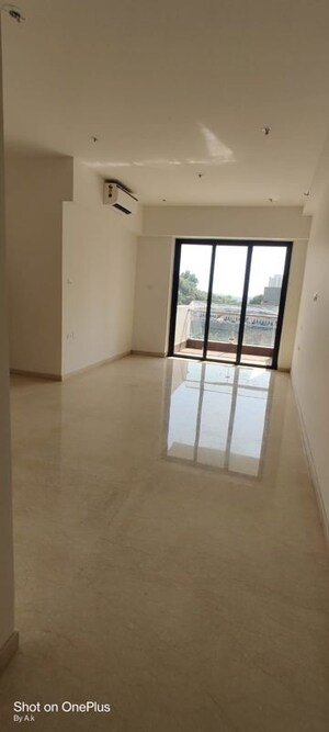 Room in 2 BHK Apartment at Shapoorji Pallonji Vicinia, Powai – for Rent