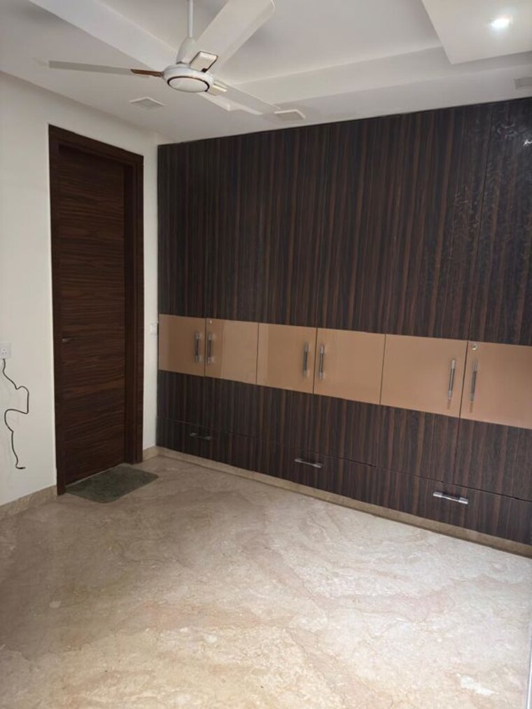 Room, alaknanda 3 Bedroom 250 Sq.Yd. Builder Floor In Alaknanda Delhi 10383868