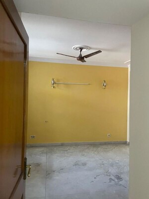Furnished Amenities in 3 BHK Builder Floor at Sushant Lok Iii – for Rent