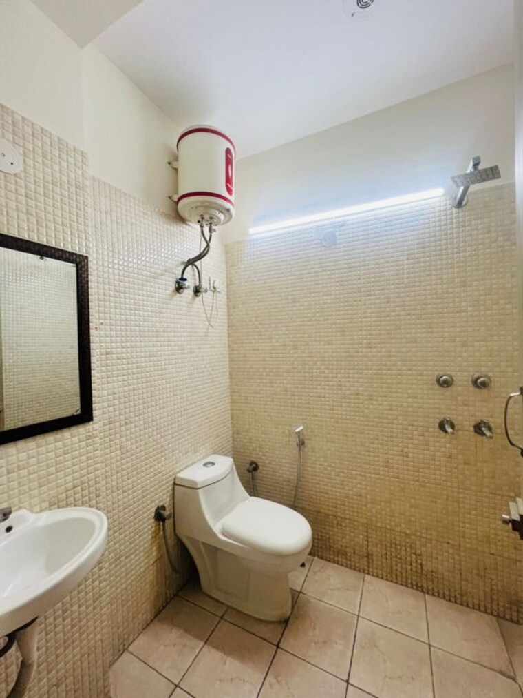 Bathroom, sector 40 2 Bedroom 1250 Sq.Ft. Builder Floor In Sector 40 Gurgaon 10383910