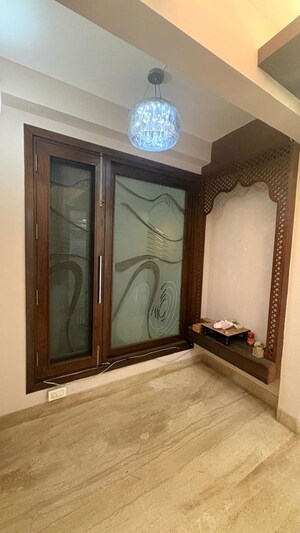 Room in 4 BHK Builder Floor at Friends Colony – for Rent