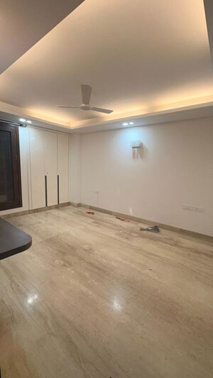 Room in 4 BHK Builder Floor at Friends Colony – for Rent