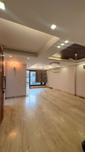 Room in 4 BHK Builder Floor at Friends Colony – for Rent